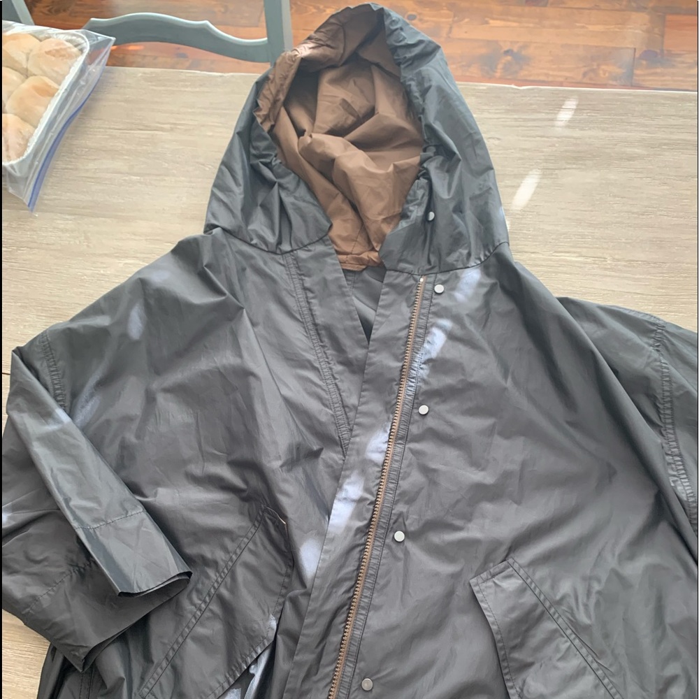 Black silk polyester and nylon windbreaker with brown accents. 3/4 sleeves